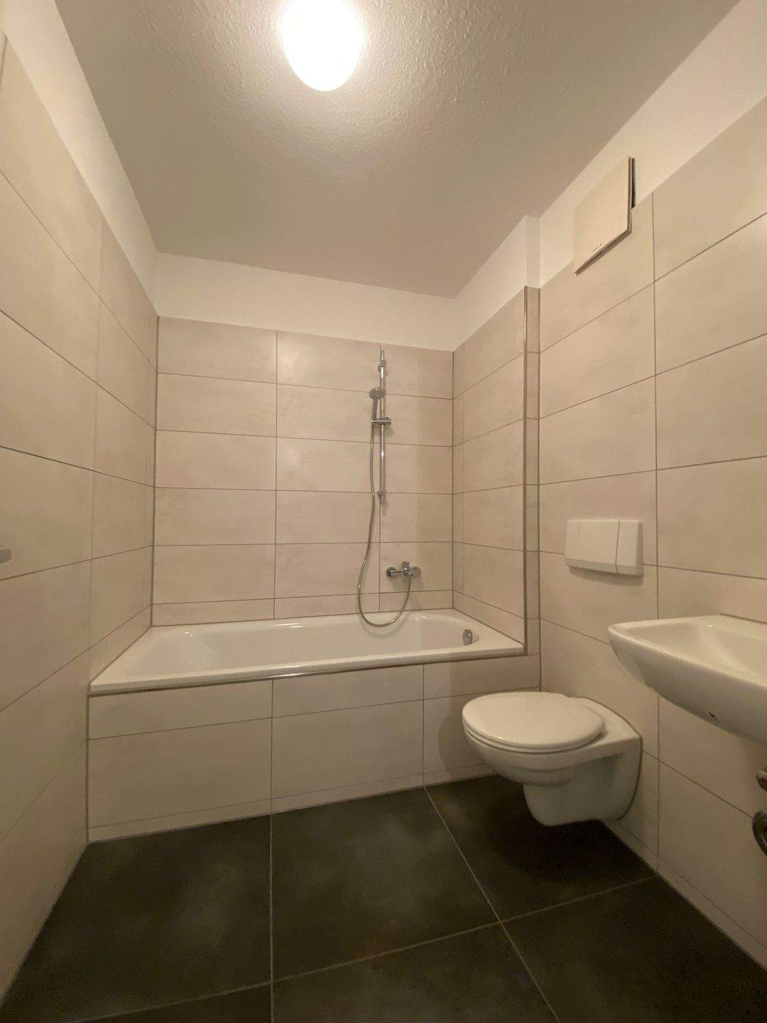 Einbauküche, Neues Badezimmer, Tiefgaragenstellplatz, Balkon & Aufzug – Magdeburg – Vorschaubild 5