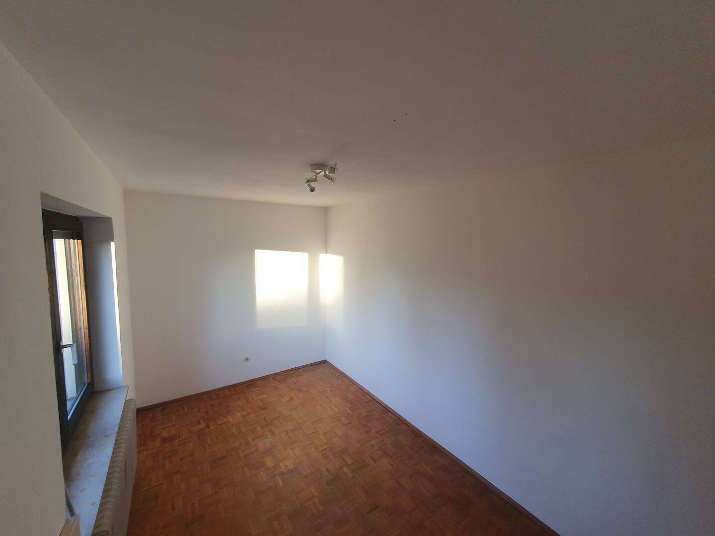 Helle 3-Zimmer-Wohnung mit zwei Balkonen, Gartenanteil und Garage in ruhiger, begehrter Lage – Ingolstadt – Vorschaubild 6