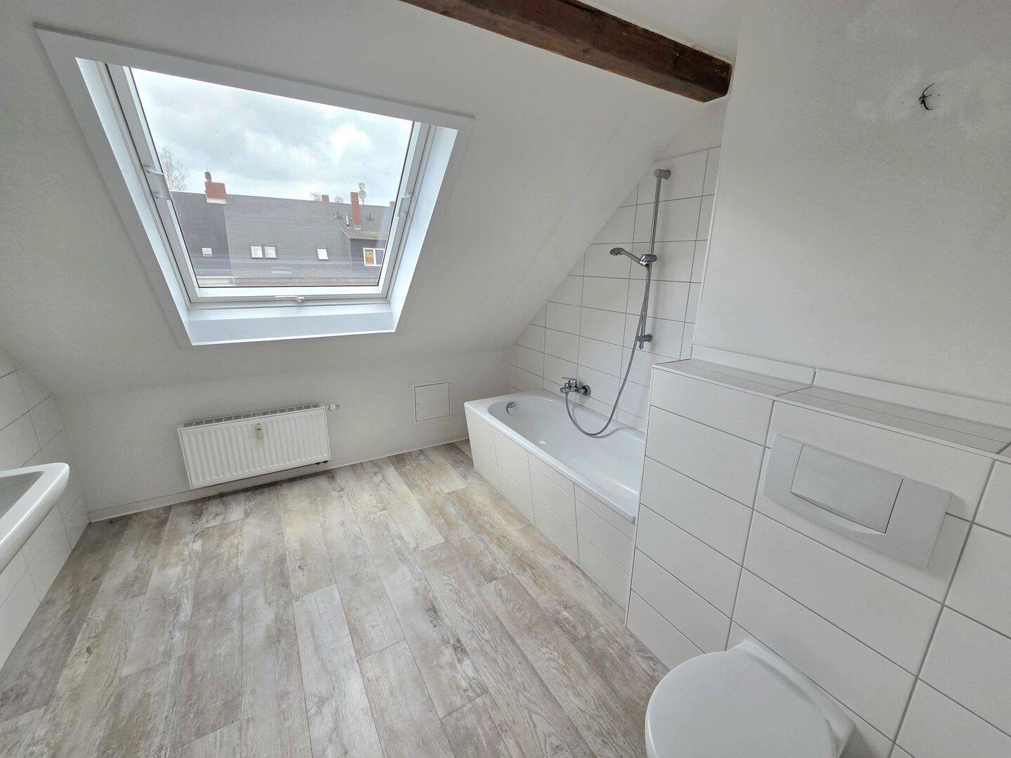 Gemütliche 3-Zimmer-Dachgeschosswohnung mit Sichtbalken in Chemnitz-Hilbersdorf! – Chemnitz – Vorschaubild 2