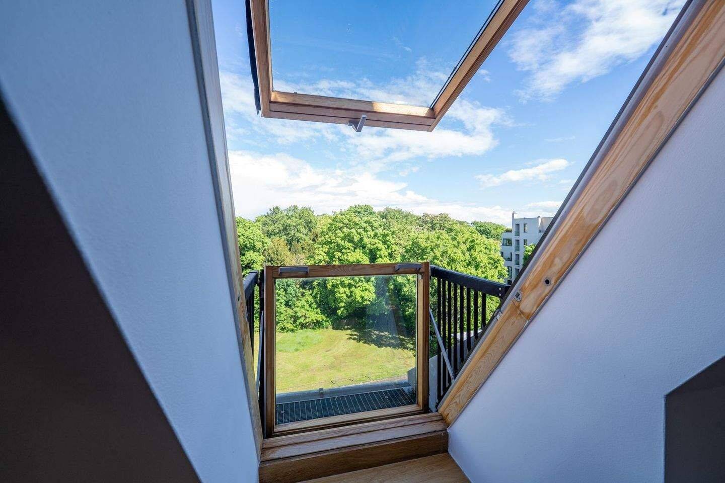 2-Zimmer Dachgeschoss-Wohnung mit Aufzug und Sonnen-Dachterrasse – Berlin – Vorschaubild 8