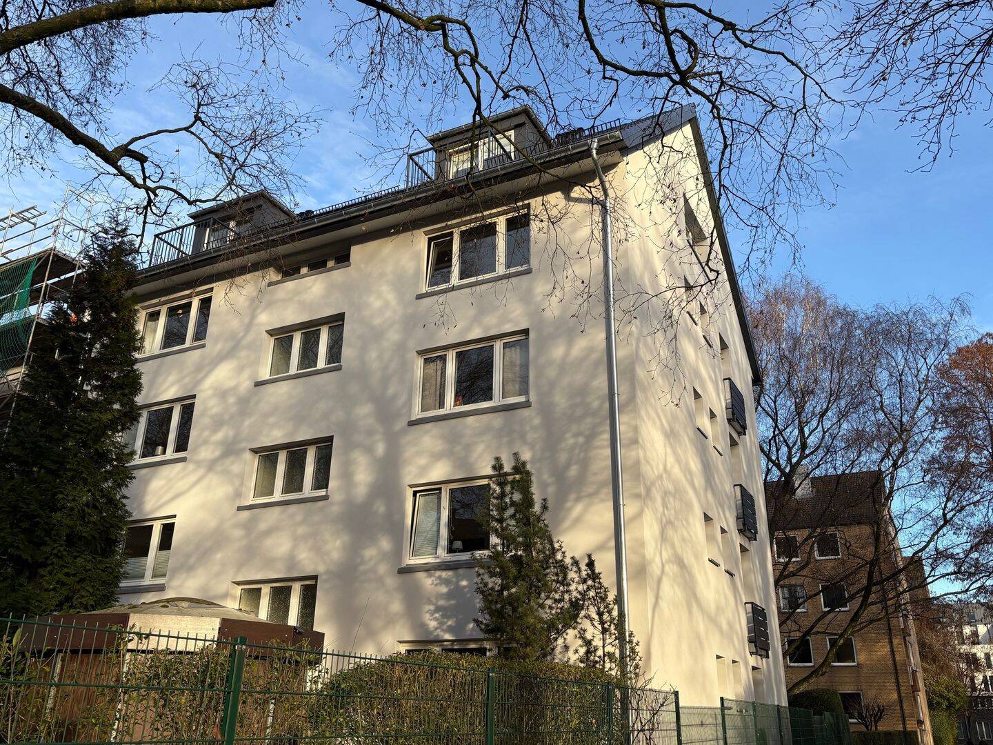 1 Jahr befristet, ruhige Lage, voll möbliert sucht...