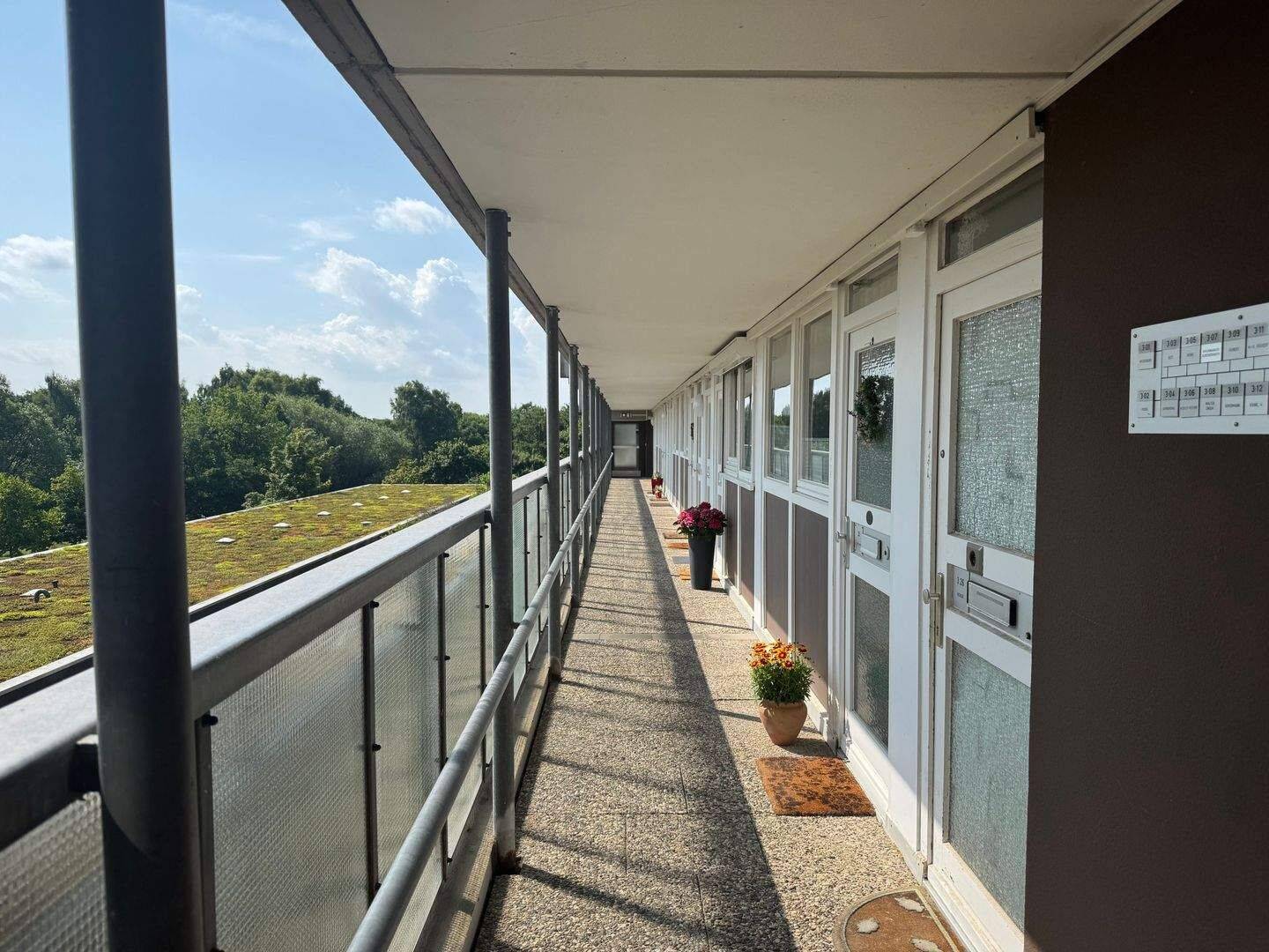 Großzügige 1- Zimmereigentumswohnung mit Balkon & Wellnessbereich im Terrassenhaus in Davenstedt