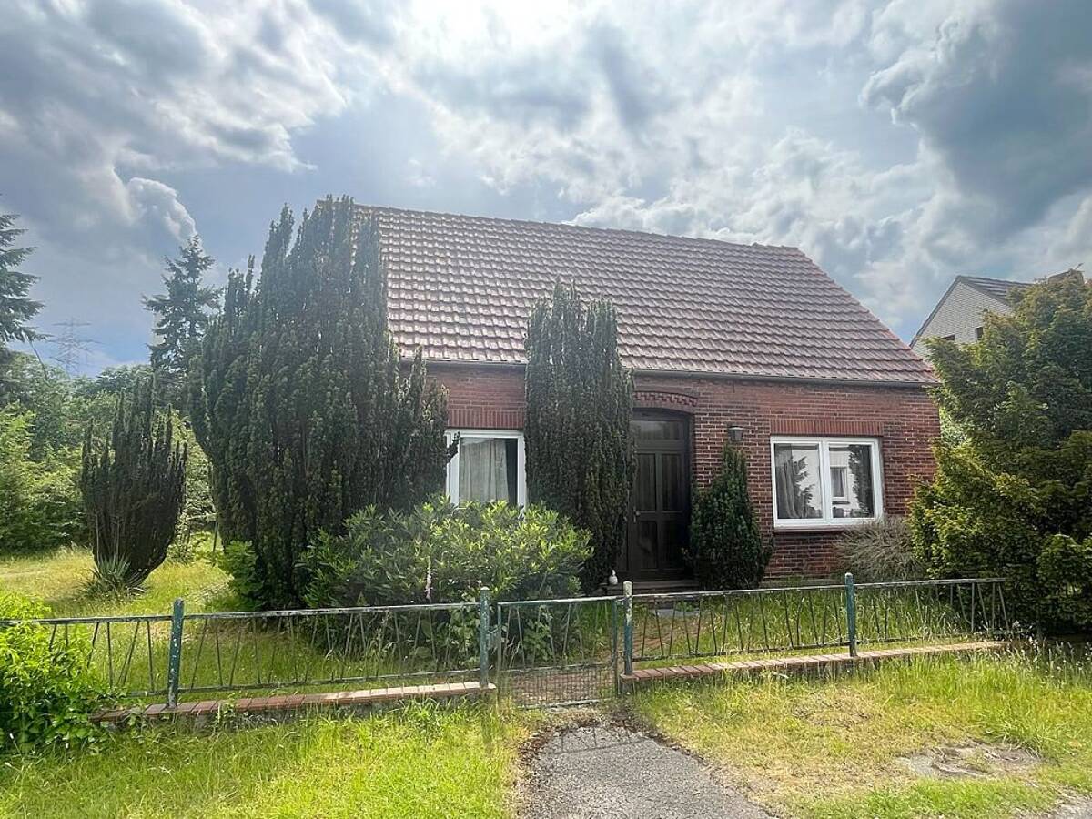 Einfamilienhaus mit großem Grundstück, Bremen Nord – 28777 Bremen – Bild 1 von 9