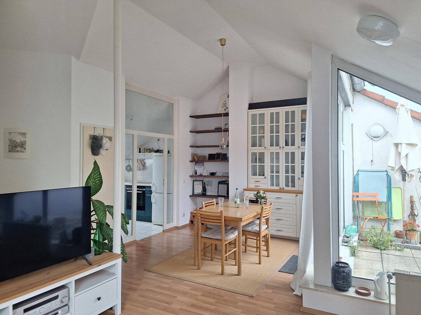 Traumhafte 2-Zi Dachgeschosswohnung mit Loggia im Grünen, freigestellt