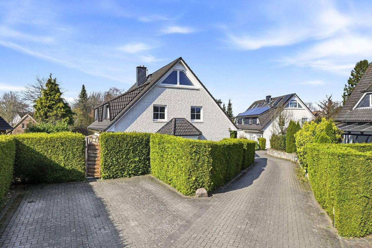 Neuwertige Doppelhaushälfte mit beheiztem Vollkeller in ruhiger Lage von Rahlstedt-Oldenfelde – 22147 Hamburg – Bild 1 von 9