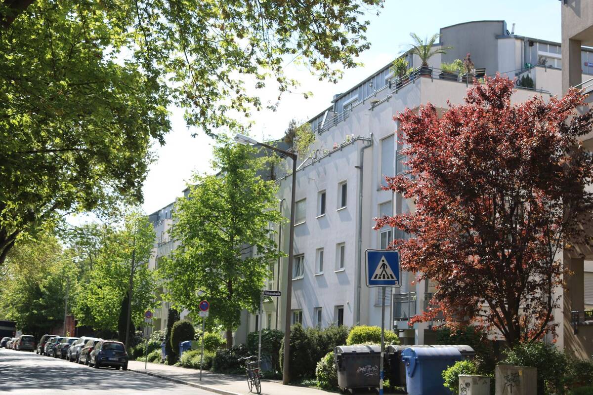 Sonnige 4-Zimmer-Maisonettewohnung mit 4 Südwest Balkonen inkl. Tiefgaragenstellplatz in Fürth - Nähe Wiesengrund – 90762 Fürth – Bild 1 von 9