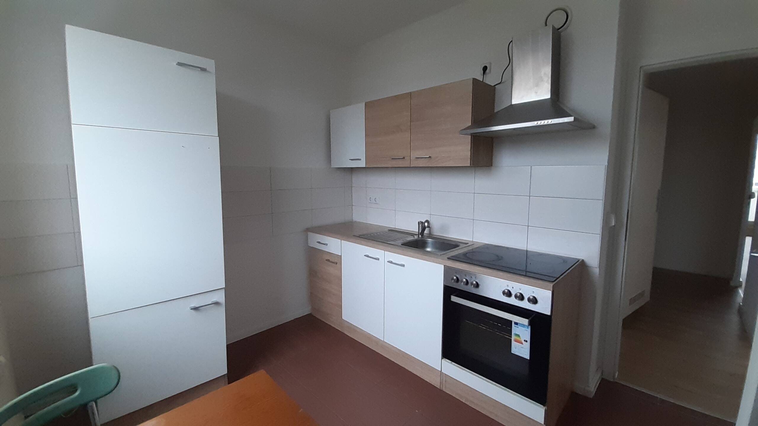 Großes möbliertes WG-Zimmer mit eigenem Balkon
