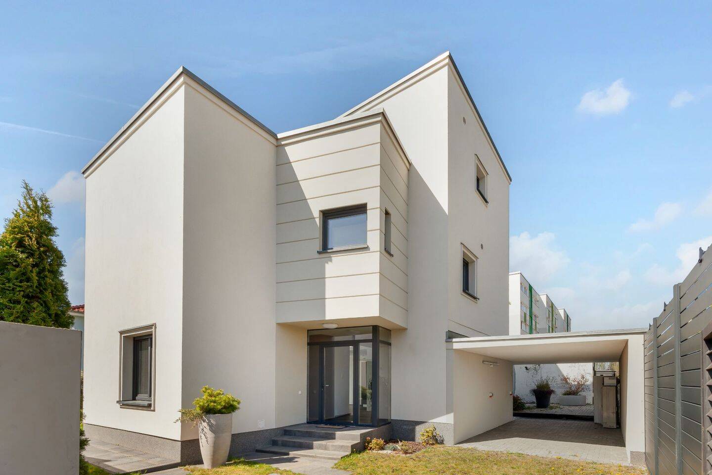 Penthouse-Gefühl im eigenen Haus - moderne Designvilla mit Dachterrassen und Wärmepumpe – Berlin – Vorschaubild 2