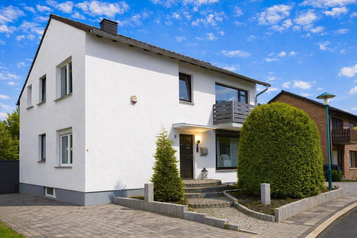 Luxuriöses ZweiFH mit 7 Zi, priv. Spa-Bereich, Garten, Garagen und flexiblen Wohnkonzepten