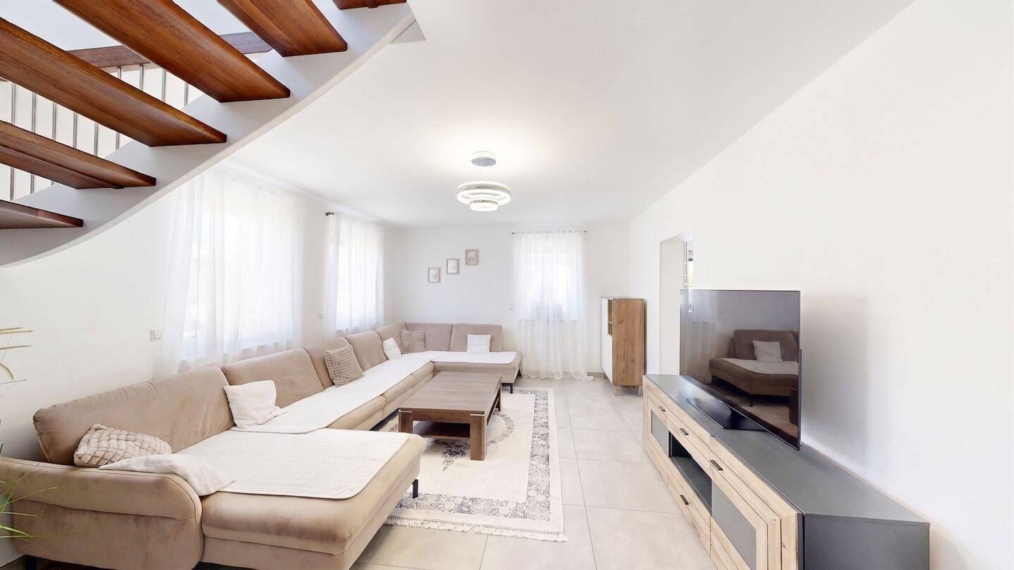 Neuwertiges Wohnensemble mit Einliegerwohnung, großer Sonnenterrasse und Doppelgarage – Eisingen – Vorschaubild 3