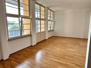 +++ NEUWERTIGE WOHNUNG MIT FUßBODENHEIZUNG, BALKON UND PARKETT +++ – 9120 Chemnitz – Vorschaubild 2