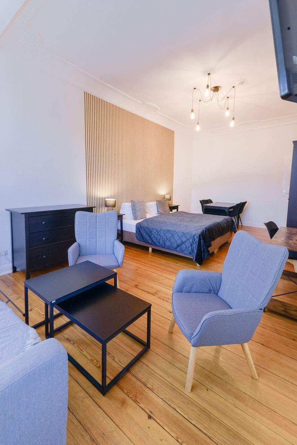 Altbauwohnung mit großem Wohnraum und Blick auf die Greifswalder Strasse – Berlin – Vorschaubild 6