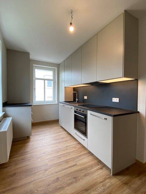 Exklusive 2 Raum Wohnung, frisch saniert mit Balkon und EBK