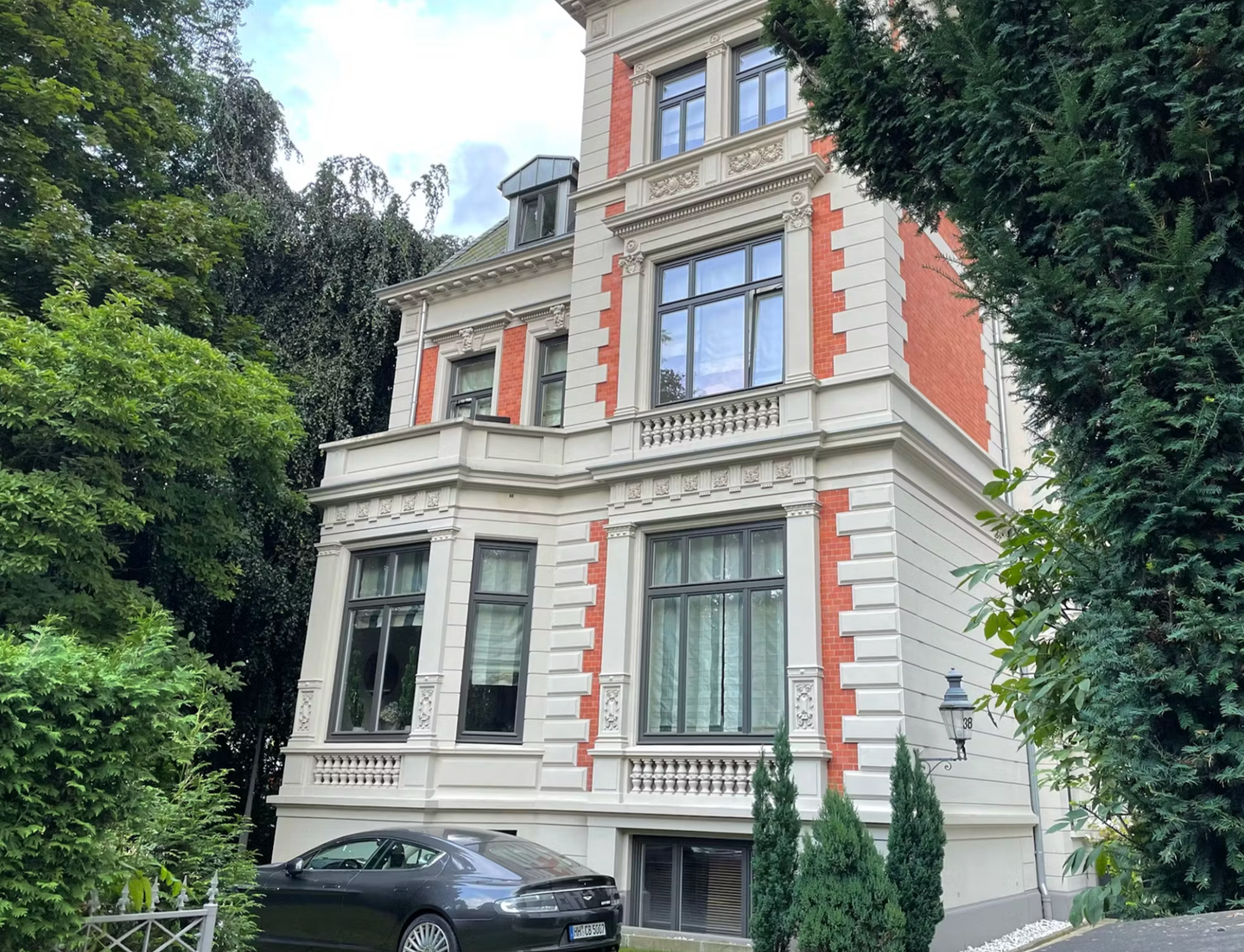 Stilvolle 2-Zi-Wohnung mit Balkon in denkmalgeschützter Villa nahe der Alster – modern und möbliert – Hamburg – Bild 1 von 7