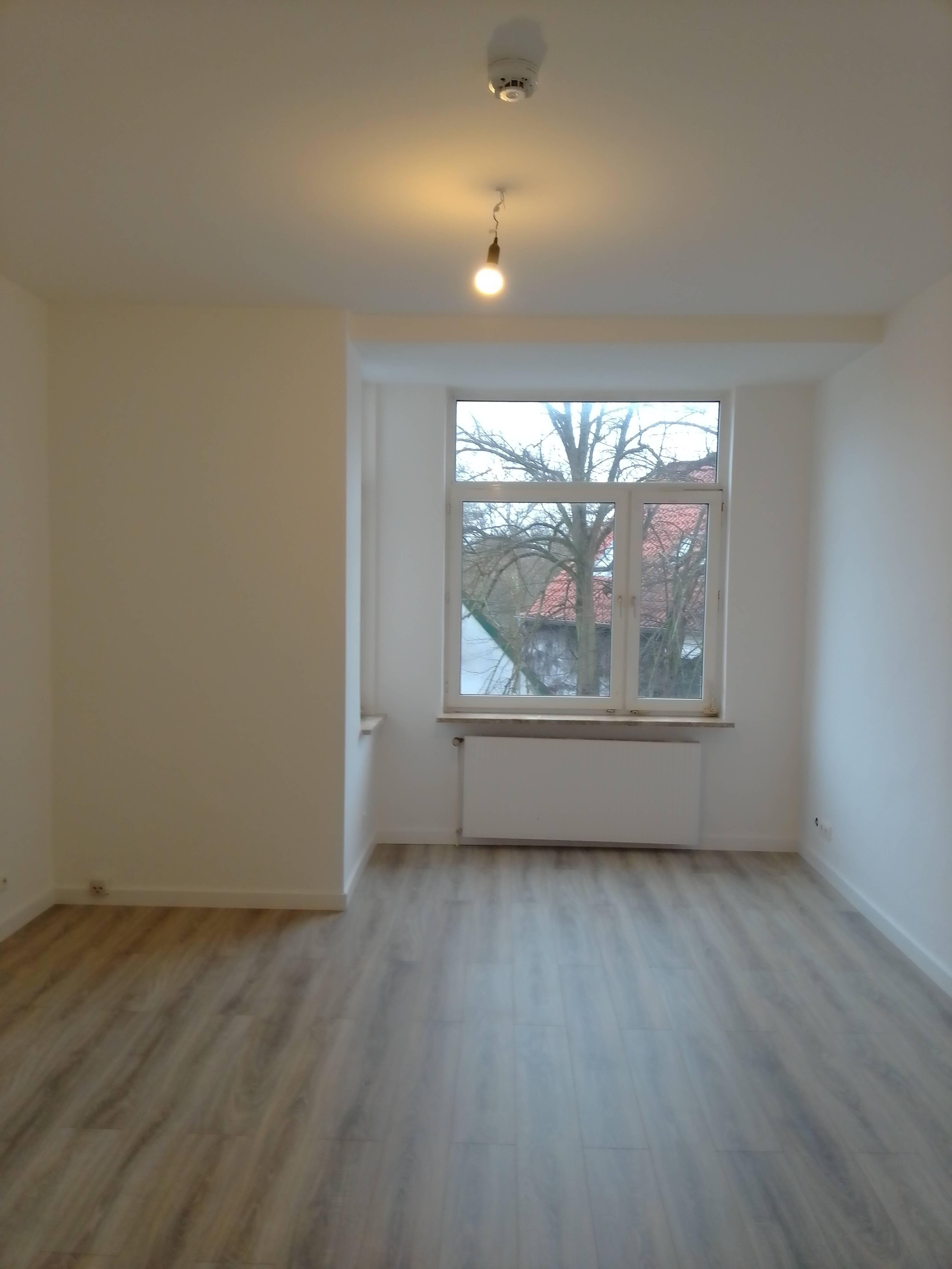 Anfragen NUR per Email. 3-Zi. Whg. 90 qm im 2-OG mit Balkon und Garten/-Mitnutzung. Lange Straße.