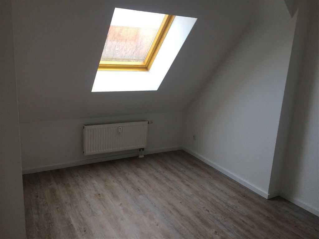 * Kleine und günstige DG 3-Zimmerwohnung mit Wannenbad, EBK und Laminat in ruhiger Lage! * – Leipzig – Vorschaubild 4