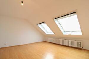 Lichtdurchflutete 3-Zimmer-Dachgeschosswohnung mit Stellplatz in Friedrichsdorf – 61381 Friedrichsdorf – Vorschaubild 3