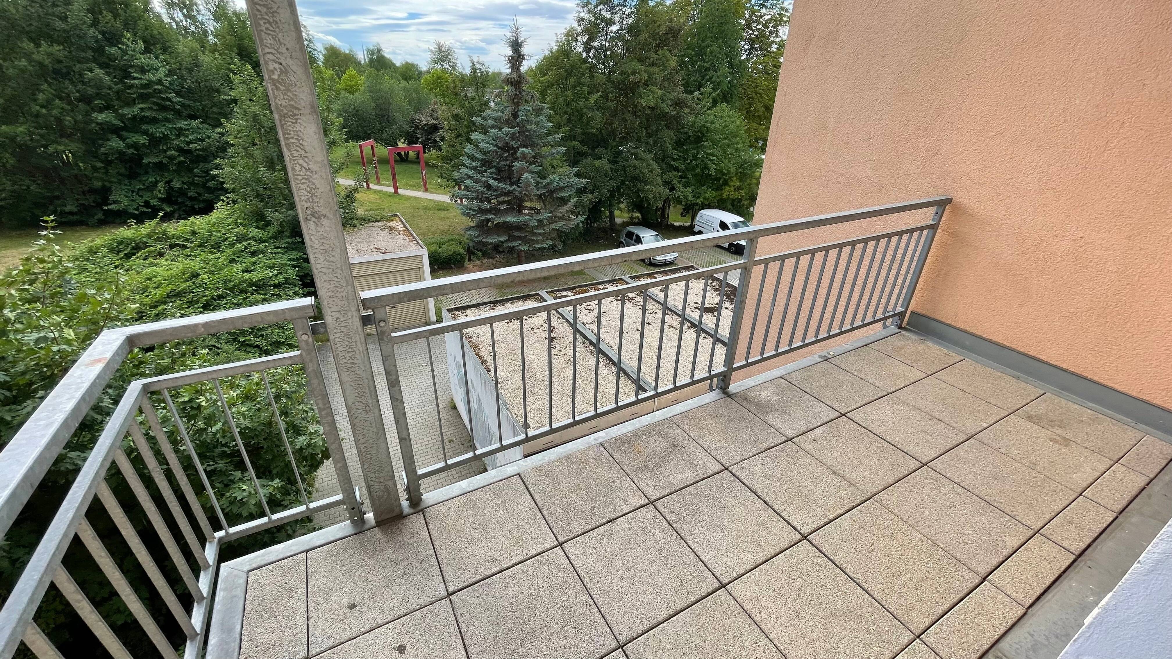 3. OG/ großes Wohnzimmer + Balkon / Stellplatz mögl. ! – Chemnitz – Vorschaubild 2
