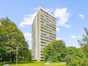 Bogenhausen nahe Arabellapark: Gepflegte 2-Zimmer-Wohnung mit zwei Westloggien und Grünblick!