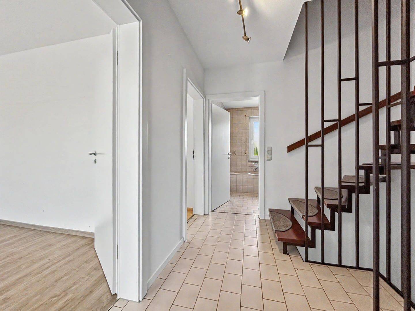 Modernisierte Doppelhaushälfte mit gepflegtem Garten in ruhiger Wohnlage von Ingolstadt-Gerolfing – Ingolstadt – Vorschaubild 7