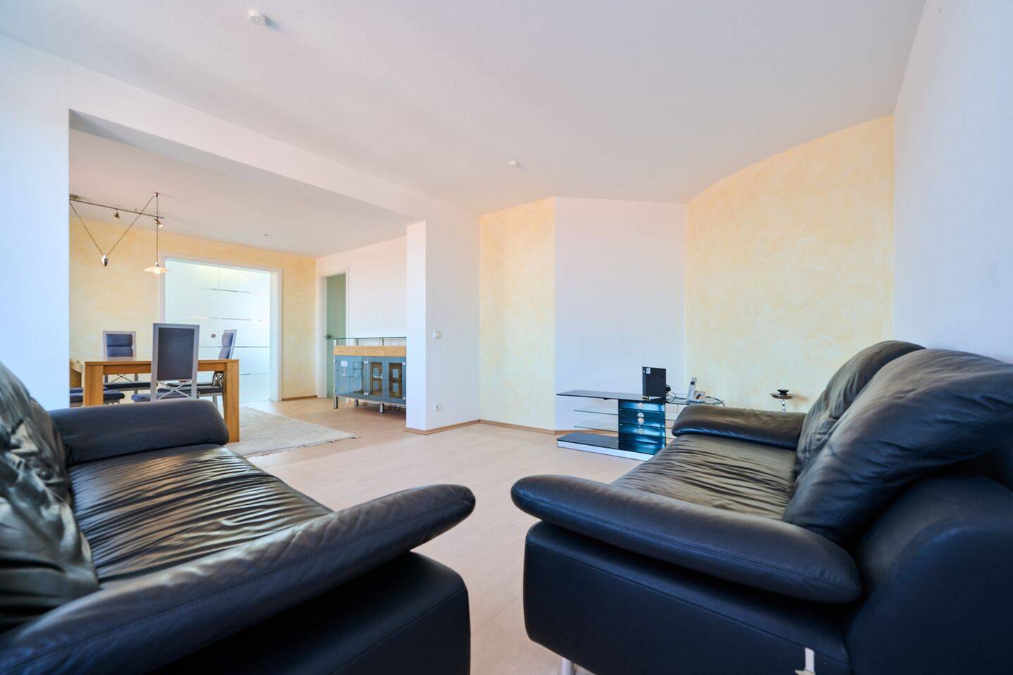 140 m² Wohnkomfort | 4,5 Zimmer | Große Sonnenterrasse | TG-Stellplatz – Filderstadt – Vorschaubild 4
