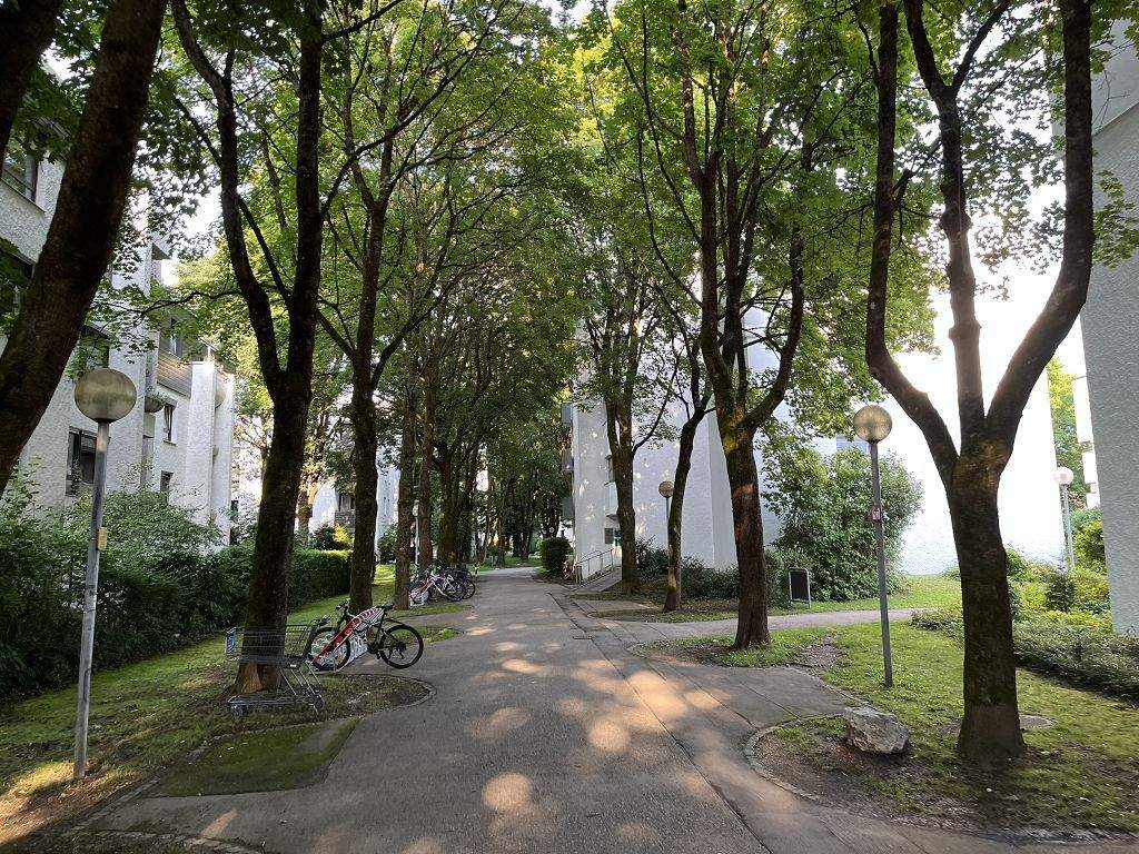 98 m² 4-Zi-Gartenwohnung mit 115 m² Garten in Hadern, 2 Gehmin. zur U-Bahn, ruhige Lage – München – Vorschaubild 2