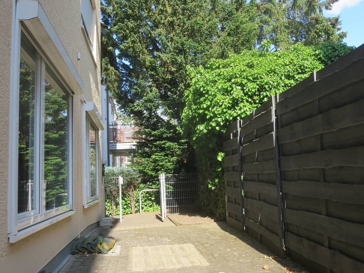 aufwendig renovierte 2-Zimmer-Erdgeschoss-Wohnung mit Terrasse in TOP-Lage mit toller Einbauküche (großes Wohn-/Esszimmer, modernes Bad) – 70597 Stuttgart – Bild 1 von 9