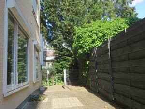 aufwendig renovierte 2-Zimmer-Erdgeschoss-Wohnung mit Terrasse in TOP-Lage mit toller Einbauküche (großes Wohn-/Esszimmer, modernes Bad)