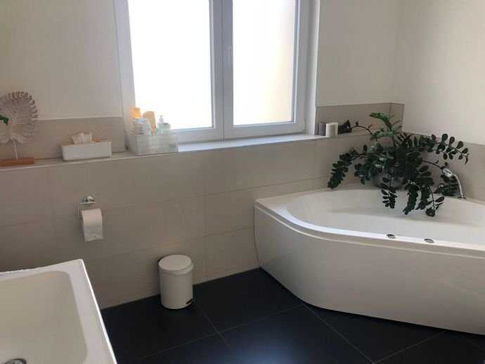 Neuwertige, wunderschöne, großzügige + exclusiv ausgestattete Doppelhaushälfte mit 2 Terrassen, Garten + Garage in ruhiger + sonniger Aussichtslage – Gernsbach – Vorschaubild 9