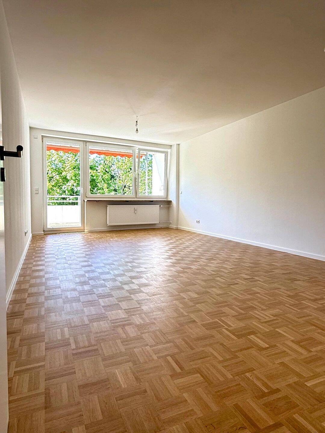 Erstbezug nach Kernsanierung: Helle 3-Zimmer-Wohnung mit Balkon & EBK in ruhiger Lage nahe U-Bahn