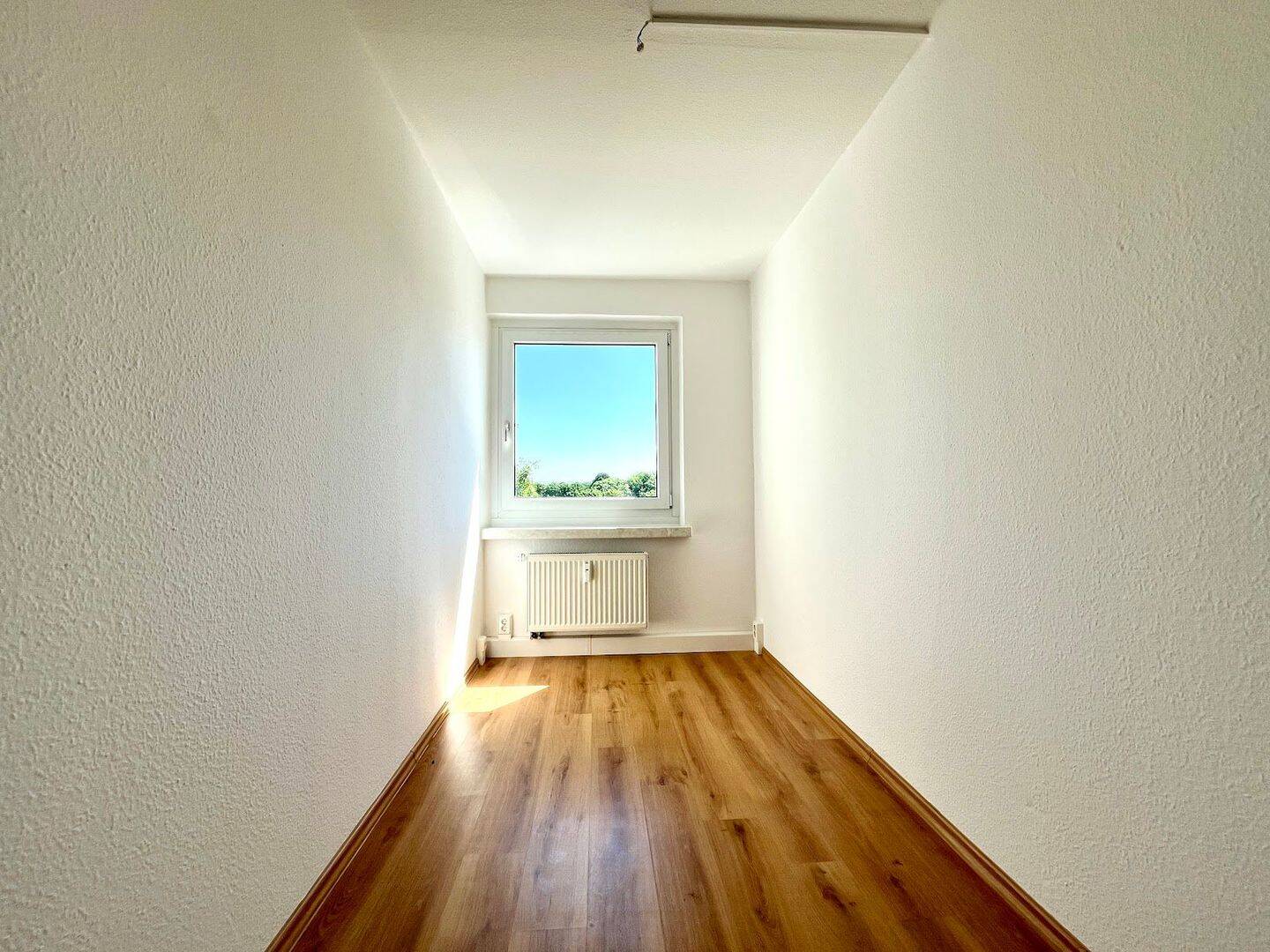 Lichtdurchflutete Dachgeschosswohnung mit Balkon und Blick ins Grüne – Chemnitz – Vorschaubild 4