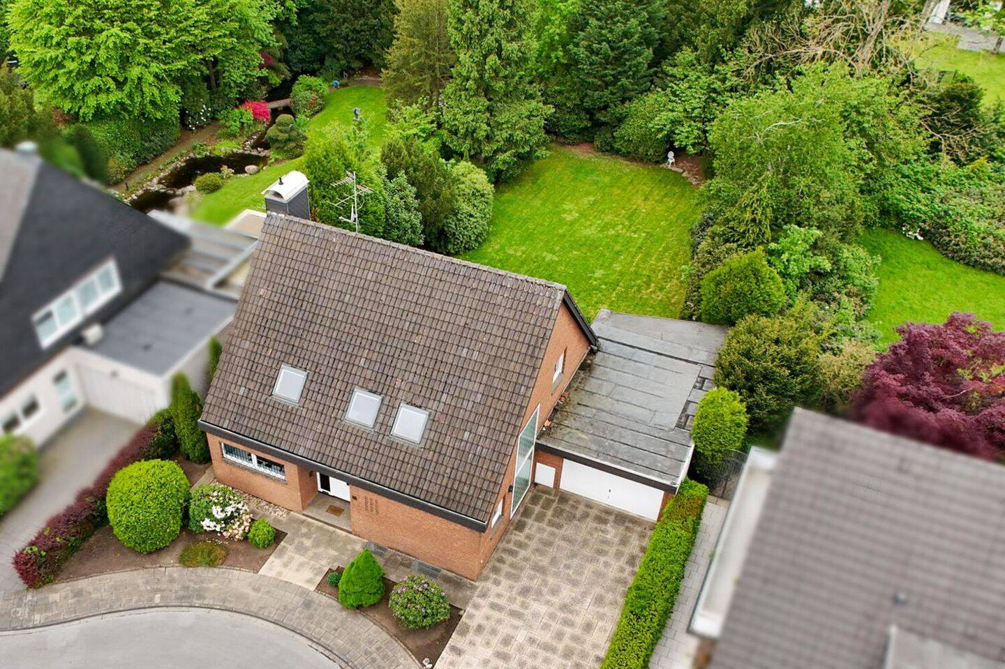 Familienidyll mit traumhaften Parkgarten - freistehendes Zuhause voller Ruhe und Privatsphäre – Duisburg – Vorschaubild 3