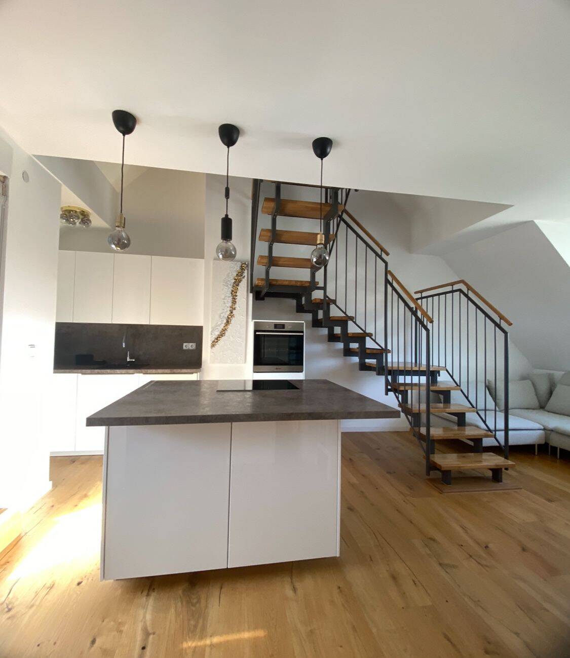 Exklusive 2,5-Zimmer-Maisonette mit Loggia in St. Johannis – hell, modern & teilmöbliert