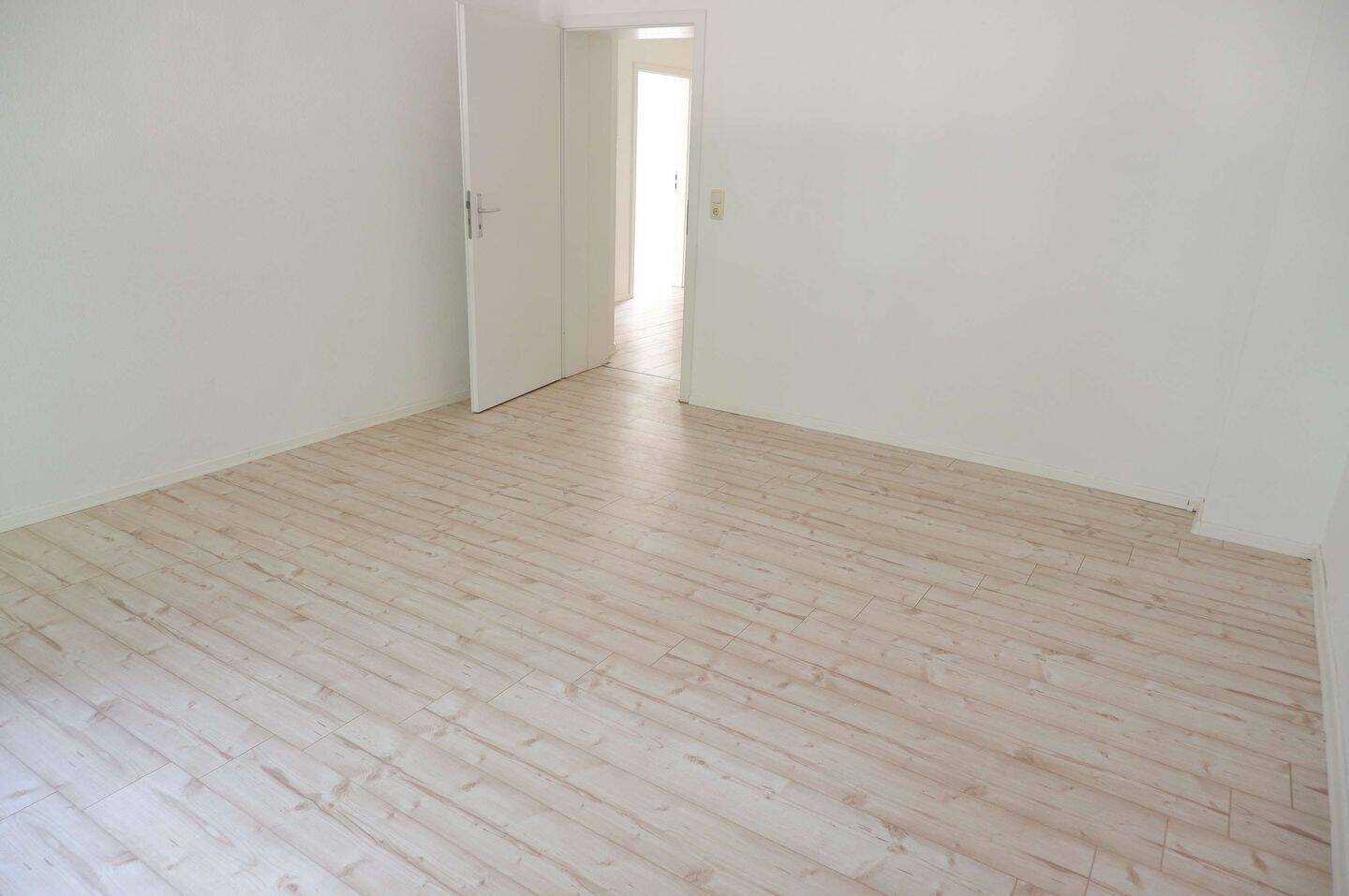 WG-geeignet - modernes Laminat - Bad mit Dusche - frei ab 1.11.25 – Chemnitz – Vorschaubild 3