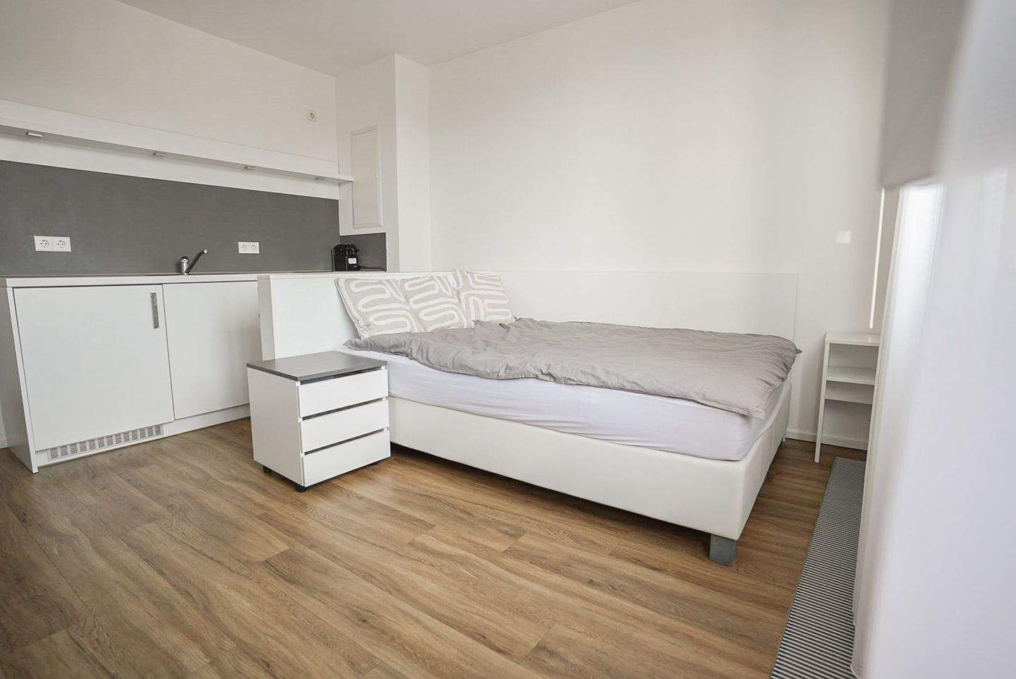 All Inclusive Mitten in Stuttgart: Möblierte Wohnung mit Gartenanlage und Tiefgaragenstellplatz – Stuttgart – Vorschaubild 3