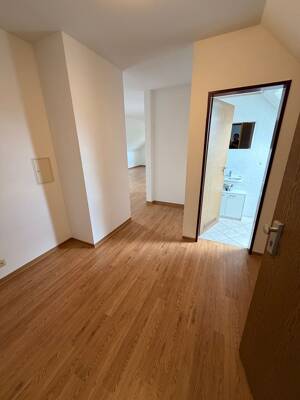 Sonnige, große 3-Zimmer-DG-Wohnung mit riesigem Wohn-/Esszimmer in ruhiger, gepflegter, kleiner Anlage mit Balkon und Gemeinschaftsgarten ab sofort – 90766 Fürth – Vorschaubild 9