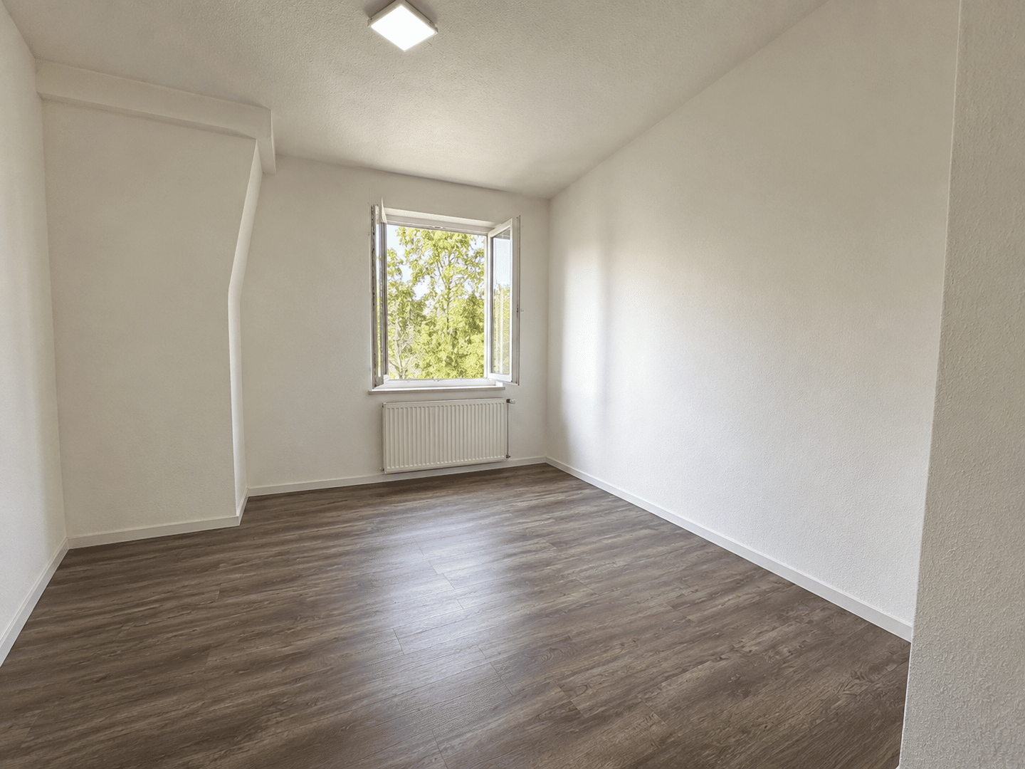 Helle, modernisierte 2 Zimmer-Dachgeschoss-Wohnung in sehr zentraler Lage! – Augsburg – Vorschaubild 4