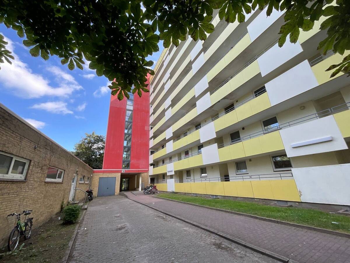 Frisch renovierte 2 Zimmer-Wohnung mit Balkon und modernisiertem Wannenbad – 23558 Lübeck – Bild 1 von 9