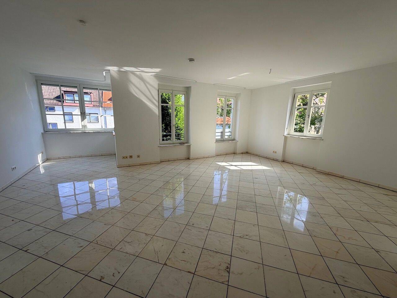 Großzügige 2-Zimmerwohnung mit EBK, Stellplatz u. Balkon im inneren Westen! – Regensburg – Vorschaubild 3