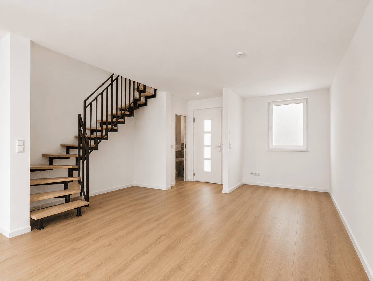 Modernes Neubau-Reihenmittelhaus mit Terrasse und Stellplatz – Karlsruhe – Vorschaubild 3