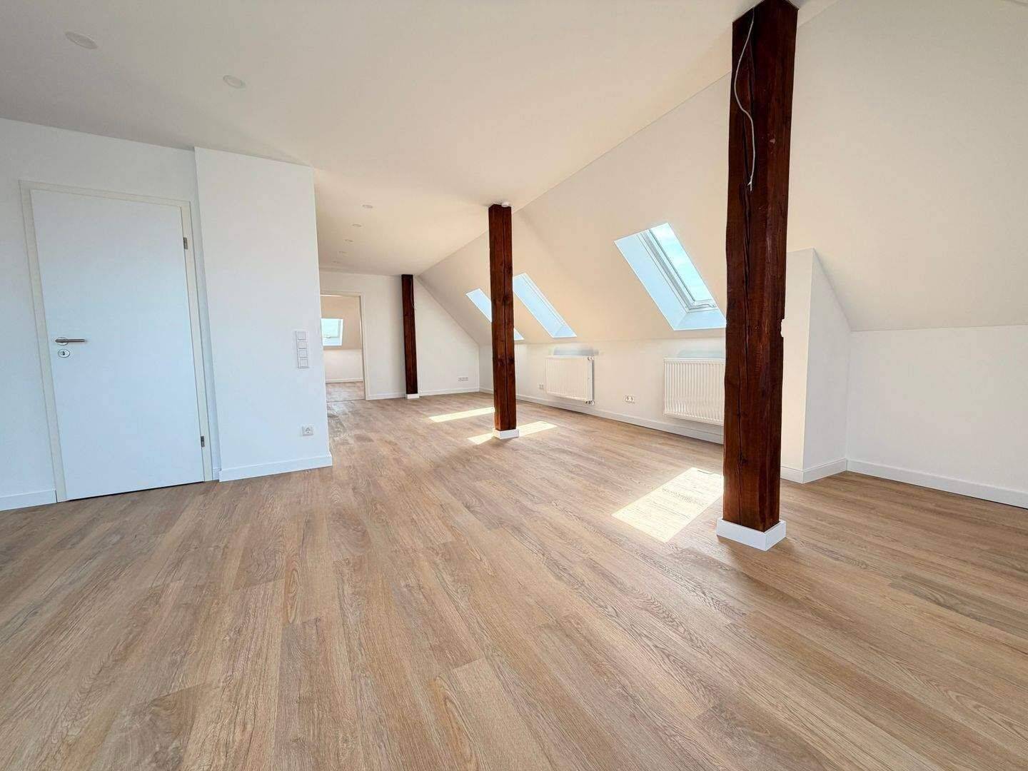 Erstbezug nach DG-Ausbau +++ Moderne 3-Zimmer-Wohnung mit Einbauküche & Aufzug – Nürnberg – Vorschaubild 2