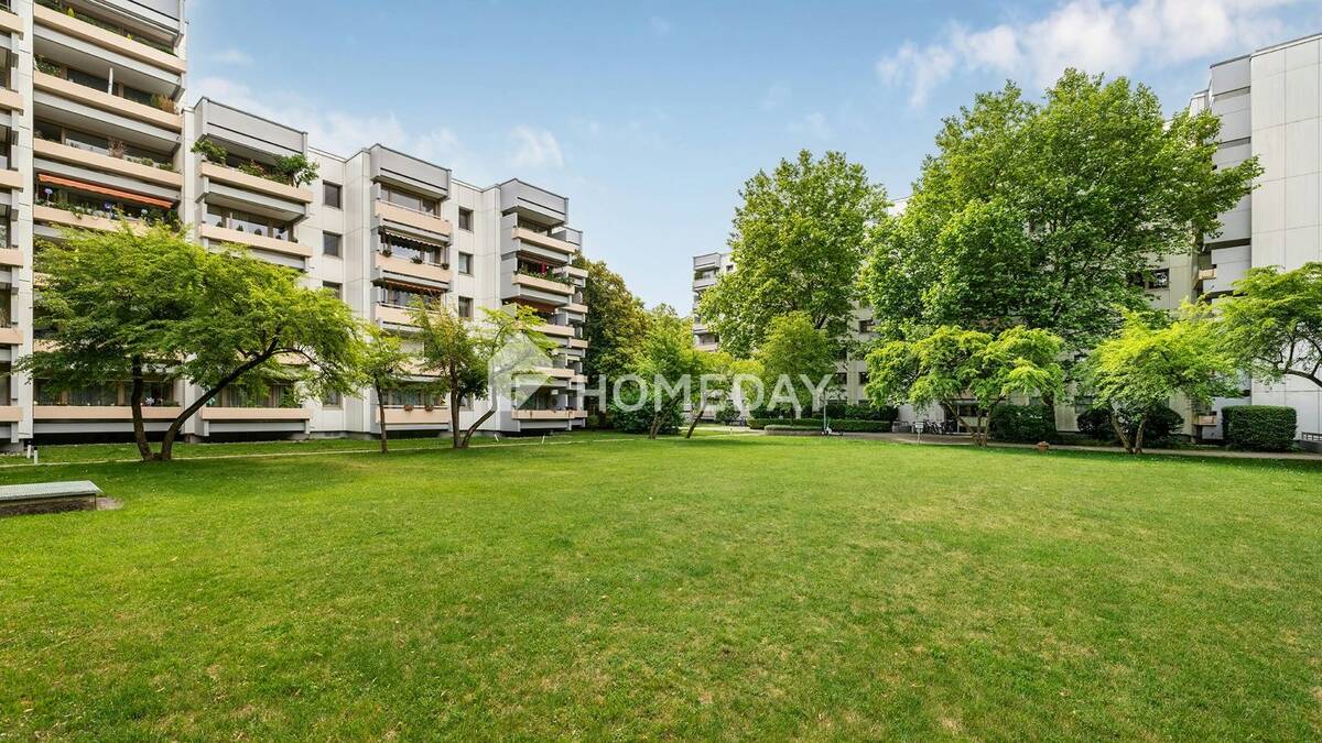 Gepflegte Eigentumswohnung mit Balkon, TG-Stellplatz und Aufzug – 81737 München – Bild 1 von 9