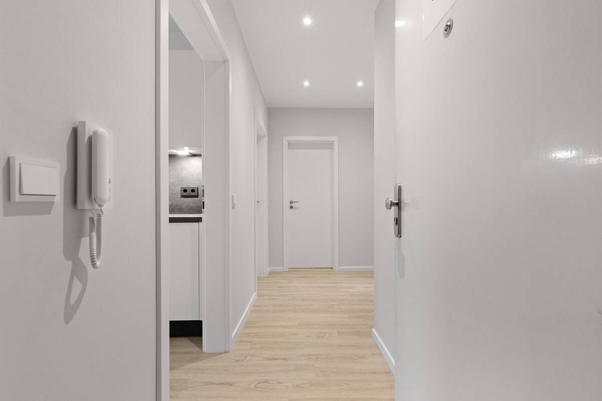 2-Zimmer-Wohnung, Balkon, Bad mit Fenster und Tiefgaragenstelllatz in Hamburg-Barmbek – 22305 Hamburg – Bild 1 von 9
