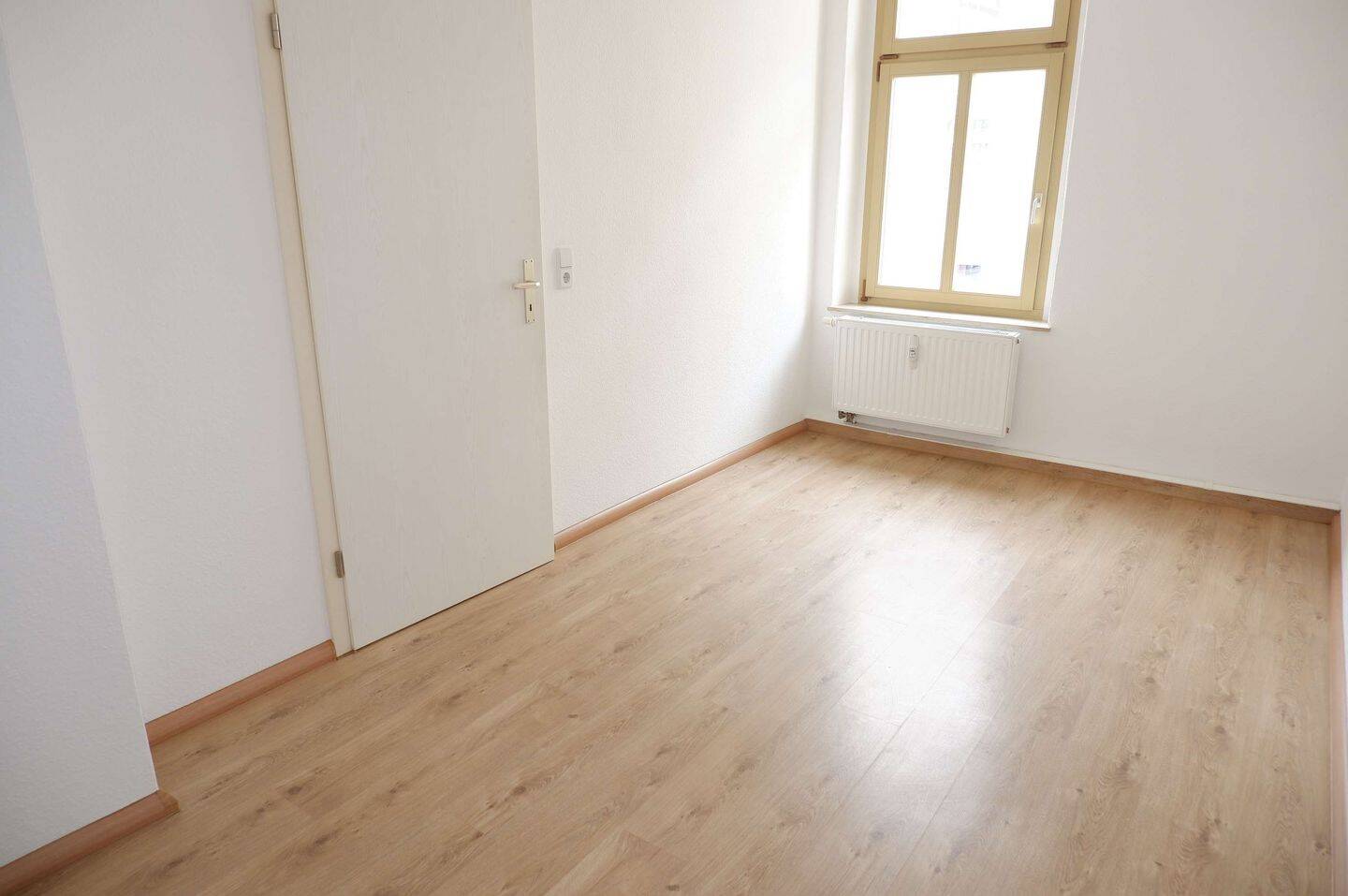 Helles Wohnzimmer - Bad mit Wanne und Lift !!! – Chemnitz – Vorschaubild 4
