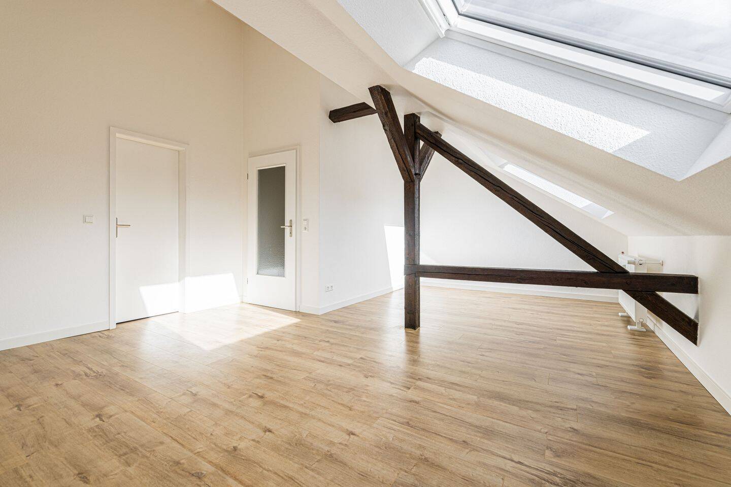Lichtdurchflutete 2-Zimmer-Dachgeschosswohnung in Stötteritz – Leipzig – Vorschaubild 2