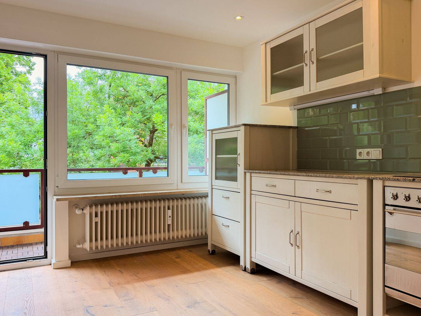 Renovierte 2-Zim.-Wohnung mit Einbauküche, 2x Balkonen & Stellplatz im schönen Bogenhausen – München – Vorschaubild 7