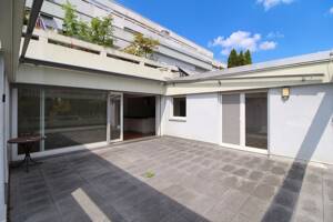 Haus im Haus: Attraktive 3-Zimmer Terrassenwohnung mit Garage, Stellplatz und großer Terrasse