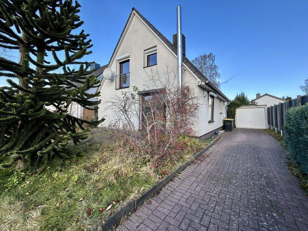 Neuer Preis! Gemütliches Einfamilienhaus mit Garage und Teich – Bönebüttel – Bild 1 von 9