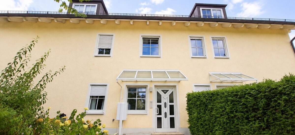 Traumhafter Blick ins Grüne- sehr helle, luftige DG-Wohnung in Waldtrudering – 81827 München – Bild 1 von 8