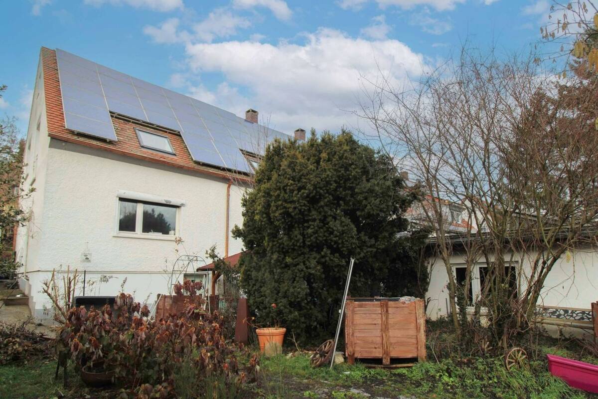 Wohnen, Vermieten oder Kombinieren - Haus mit Einliegerpotenzial und Entwicklungschancen – 90766 Fürth – Bild 1 von 9